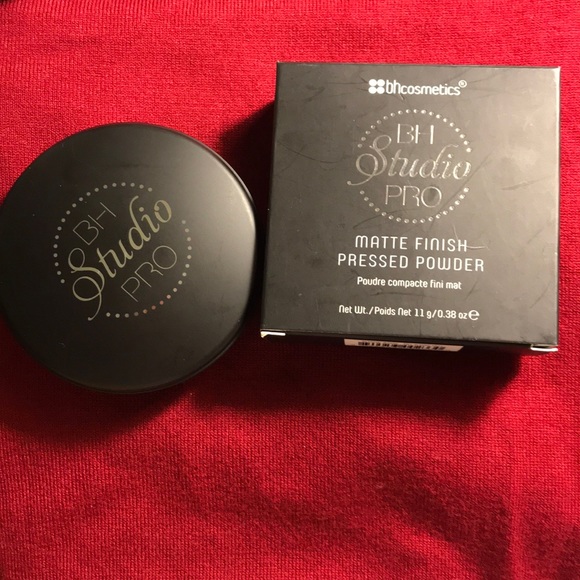 BH STUDIO PRO MATTE FINISH PRESSED POWDER & BRUSH - Picture 2 of 6